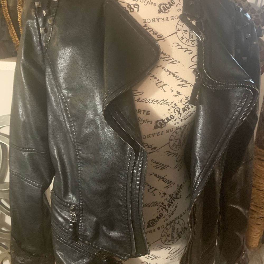 Women Black stylish CHOU YATOU leather zipper jacket. Size 80.00 never wore.
